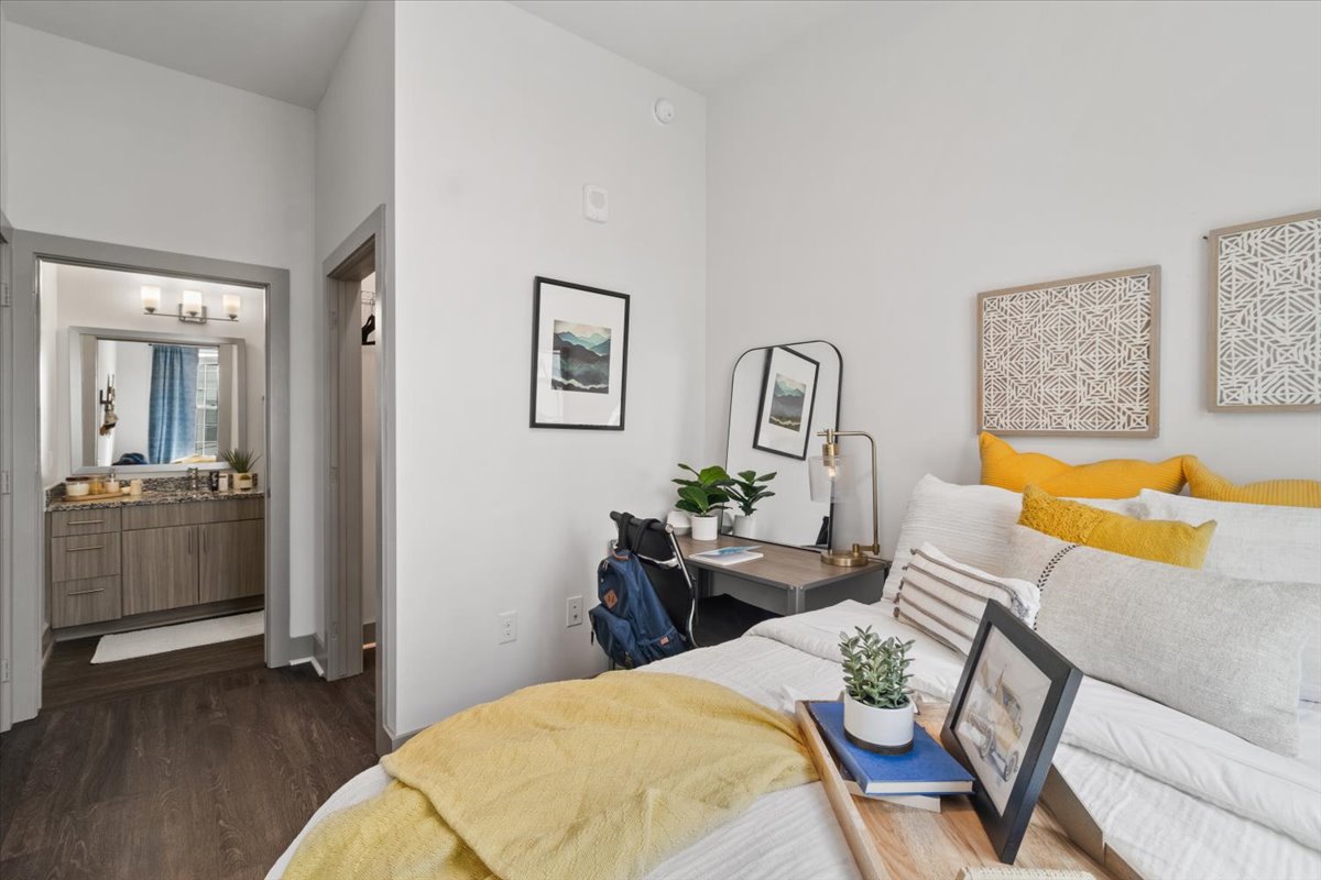 bedroom in off campus student apartments